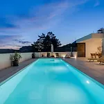Stylish Tenera With Private Pool, 3 Bedrooms