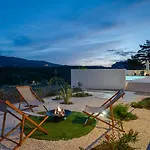 Stylish Tenera With Private Pool, 3 Bedrooms