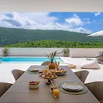 Stylish Tenera With Private Pool, 3 Bedrooms