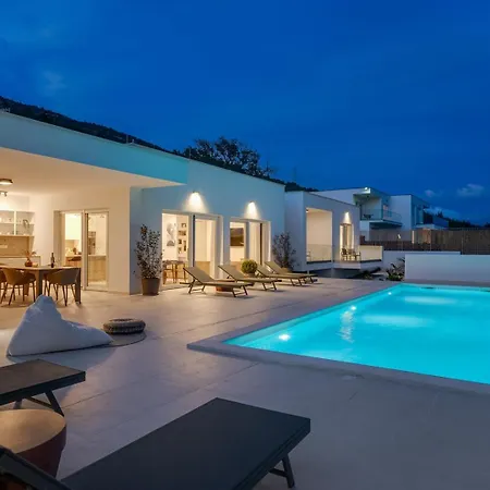 New Stylish Tenera With Private Pool, 3 Bedrooms فيلة *