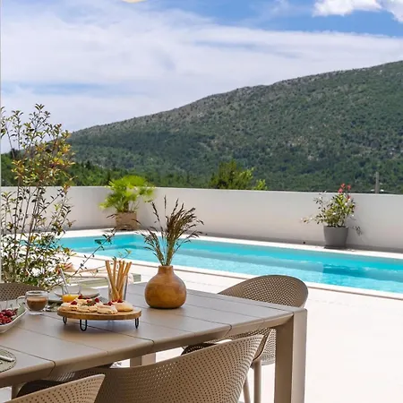 New Stylish Tenera With Private Pool, 3 Bedrooms Tugare