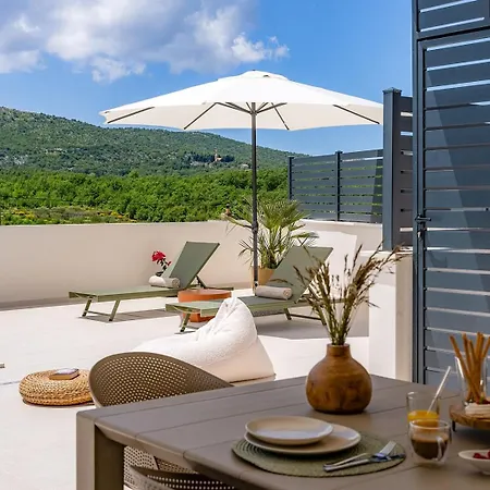 New Stylish Tenera With Private Pool, 3 Bedrooms Tugare
