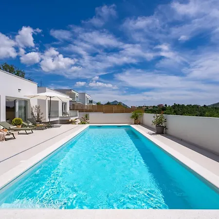 New Stylish Tenera With Private Pool, 3 Bedrooms
