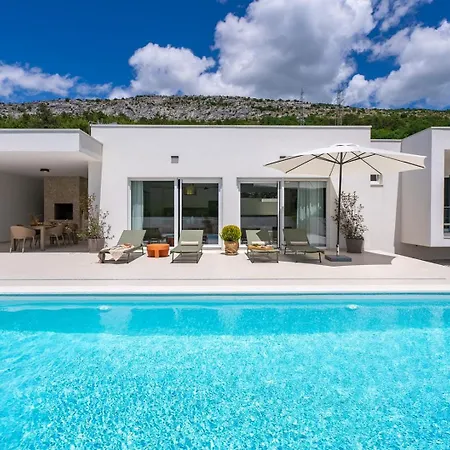 New Stylish Tenera With Private Pool, 3 Bedrooms * Tugare