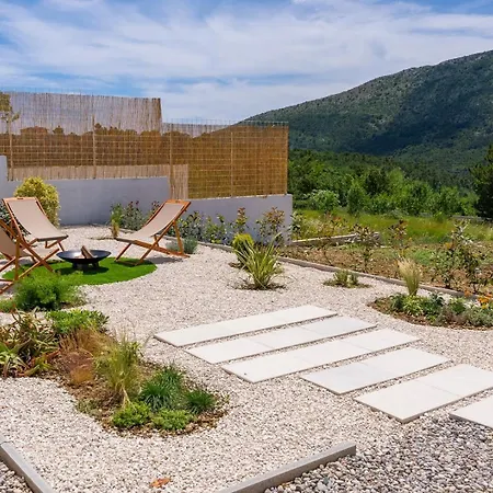 New Stylish Tenera With Private Pool, 3 Bedrooms Tugare